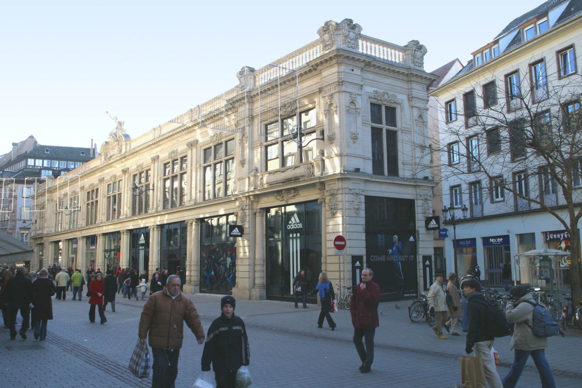 Am nagements de Concept Stores Adidas et Sport Heritage en site